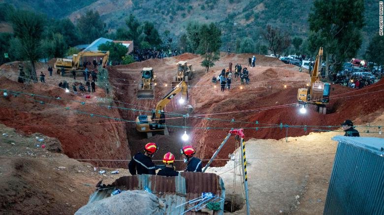 Rescatistas intentan salvar a un niño atrapado en un pozo durante cuatro días en Marruecos